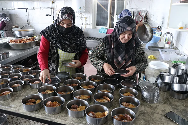 Yaşlı, engelli ve ihtiyaç sahiplerinin iftarlıklarını gönüllü kadınlar hazırlıyor