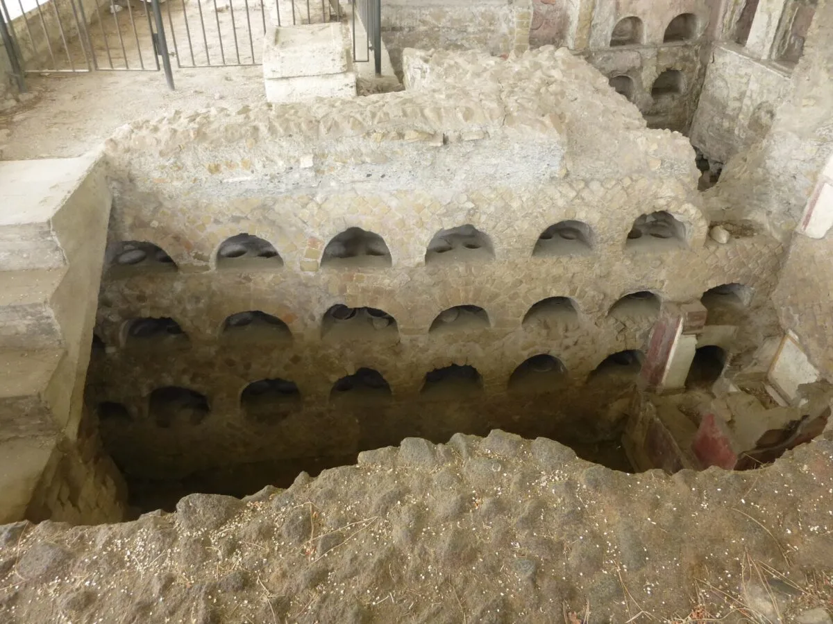 Ölülerin Vücuduna Çivi Çaktılar