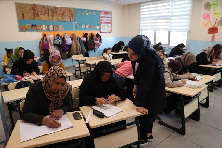 Gülistan öğretmen, okuma yazma bilmeyen kadınlara umut oldu