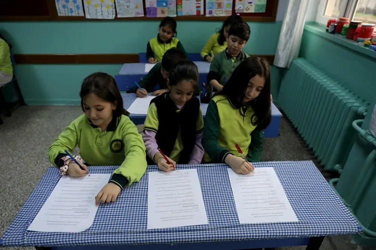 Elazığ’da öğrenciler akran zorbalığına karşı “dostluk sözleşmesi” imzaladı