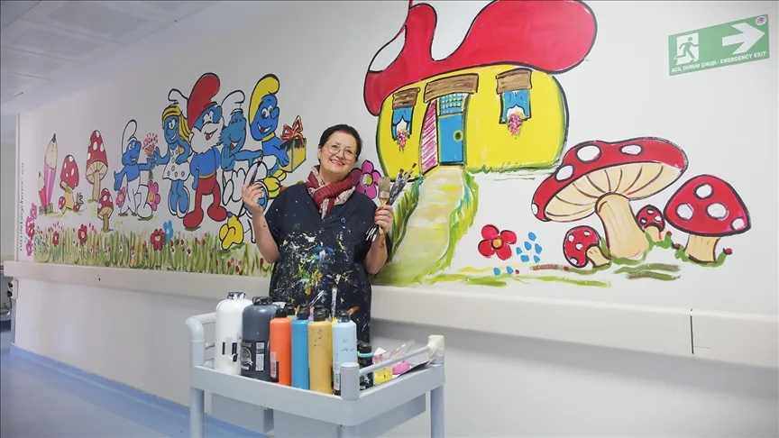 Çocukların moral bulması için hastane duvarlarını resimlerle renklendirdi
