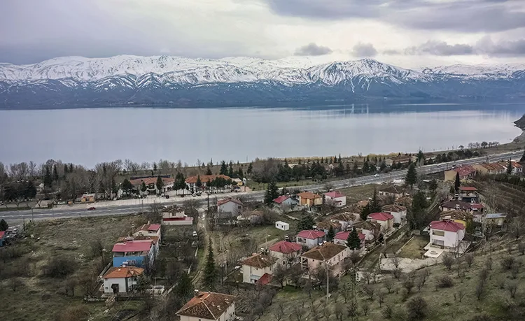 Doğuda tatilcilerin gözdesi Hazar Gölü eşsiz doğasıyla bayrama hazır