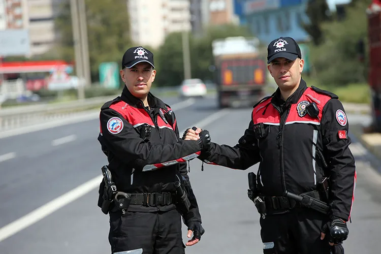 Telsiz sesleriyle büyüyen ikiz polisler babalarının izinde omuz omuza görev yapıyor