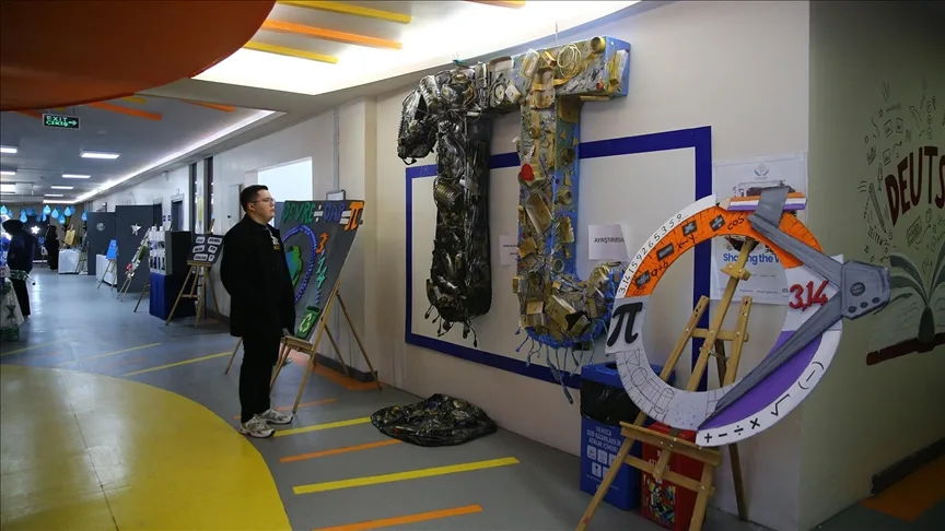 Adana’da öğrencilerin atık malzemelerden yaptıkları eserler sergilendi