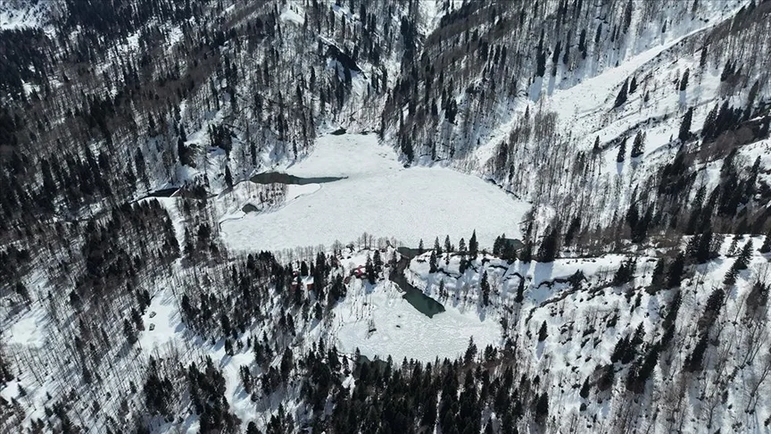 Artvin’de beyaz örtüyle kaplanan Borçka Karagöl havadan görüntülendi