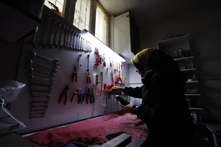 Beyaz eşya tamircisi “Aslı usta” 5 yıldır arızalara çözüm üretiyor