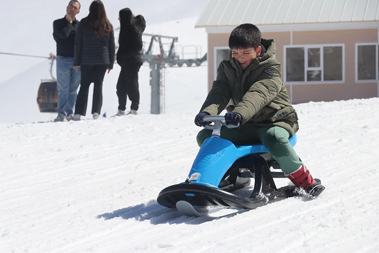 Sezonda 200 bin kişiyi ağırlayan Davraz Kayak Merkezi bayramı da hareketli geçirecek