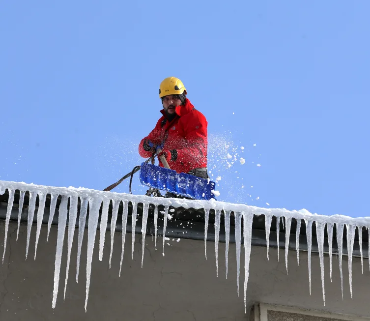 Çatılardaki sarkıtlara karşı “buz timi” iş başında