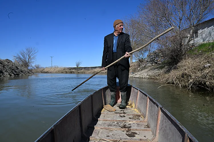 “Yerli Robinson”, yağışlarla su seviyesi yükselen göl kıyısında oluşturduğu yaşam alanına yeniden döndü