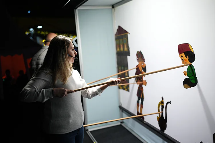 Türk gölge oyununun kadın ustası, Hacivat ile Karagöz’ü dünyaya tanıtıyor