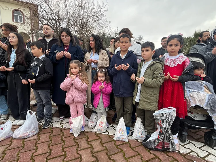 Antalya’da çocuklara bayram şekeri dağıtma geleneği sürdürüldü