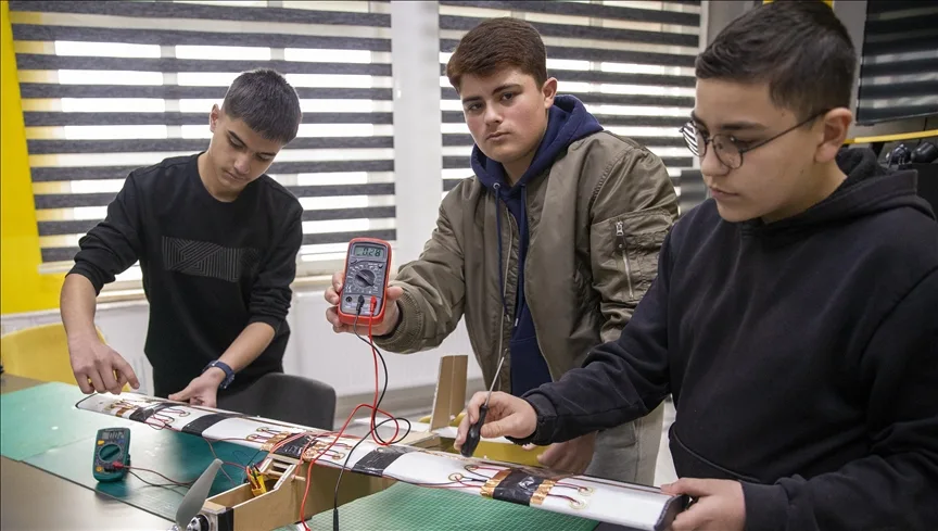 Bolu’da lise öğrencileri uçak kanatlarındaki titreşimden elektrik üreten sistem geliştirdi