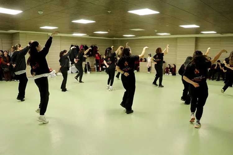 Tekirdağ’da kadın öğretmenler halk danslarıyla stres atıyor