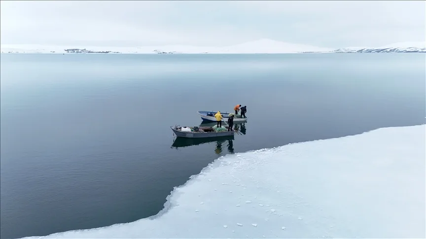 Bitlis’te Nazik Gölü’nde buzlar kısmen çözüldü