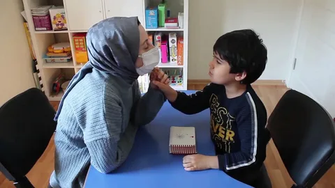 Otizmde dil ve konuşma terapisi, erken dönemde devreye girmeli