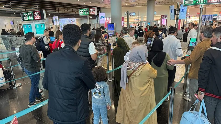İstanbul havalimanlarında tatil dönüşü yoğunluğu