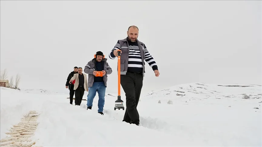 Kırsalda vatandaşlar susuz kalmasın diye kar kış dinlemiyorlar