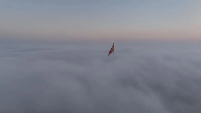 İstanbul’da boğaz ve tarihi yapılar sis altında kaldı