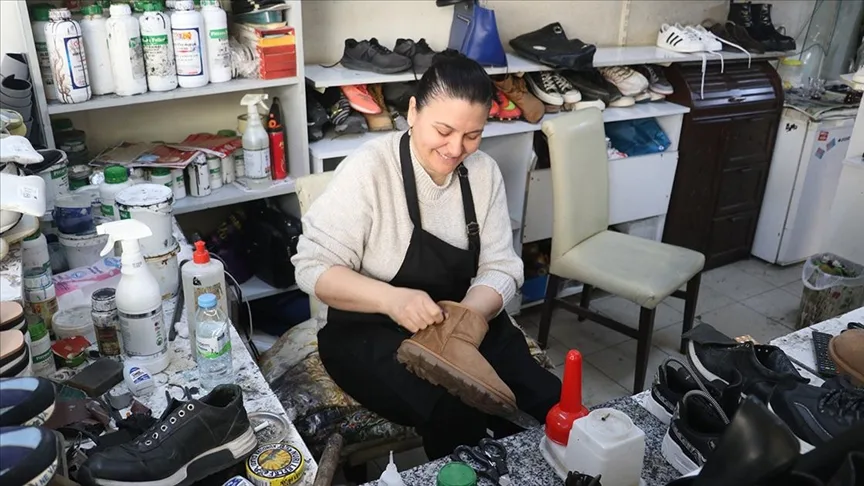 Eşine yardım için başladığı ayakkabı tamirciliğinde usta oldu