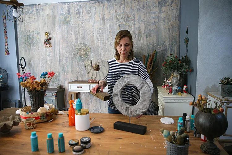 Atık ürünleri dekoratif ürünlere dönüştürme hobisini emekliliğinde meslek haline getirdi