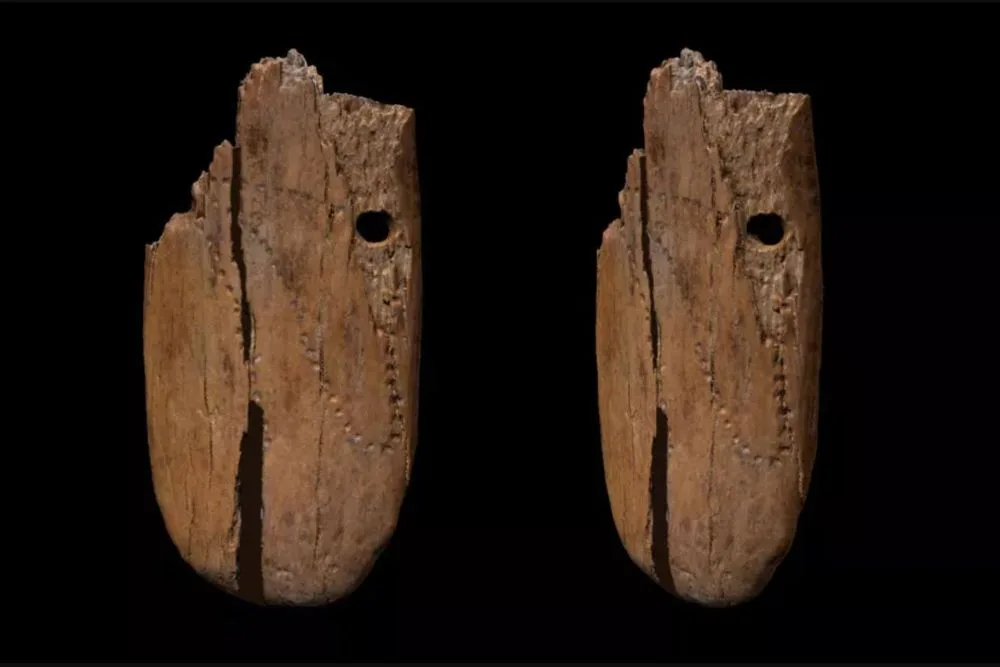 ‘Gizemli noktalara’ sahip mamut kemiğinden yapılmış bir kolye