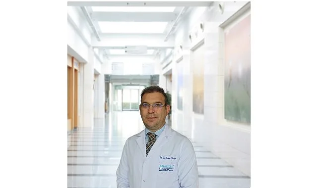 Saç telinden ince dikişlerle sinir sıkışmasına hassas çözüm