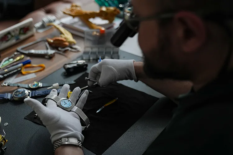 Hassas ameliyatlara saat tamir ederek hazırlanıyor