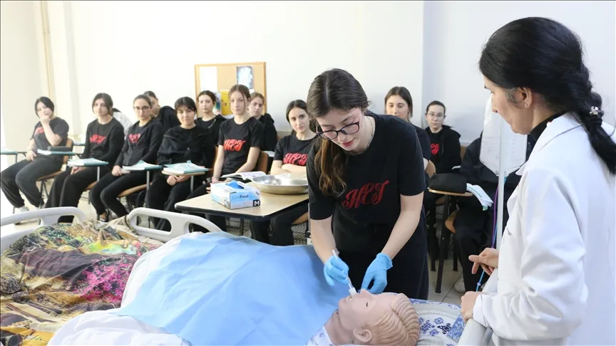 Eskişehir’deki meslek lisesi sağlık sektörüne bakım personeli yetiştiriyor