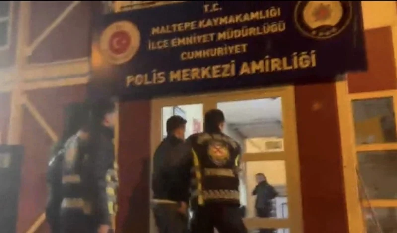 Trafik magandalarına acıma yok.. Araçtan inerek yayayı darbettiler 360 bin lira ceza yediler!