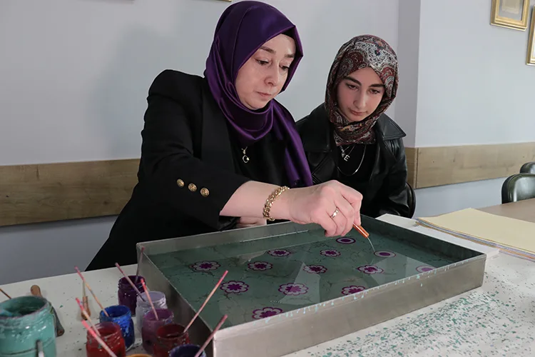 Kadın eliyle genç nesillerle buluşturulan ebru geleceğe taşınıyor