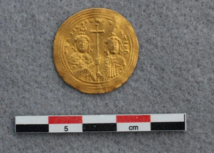 Norveç’te bulunan ve muhtemelen Konstantinopolis’ten getirilmiş nadir bir Bizans altın sikkesi.