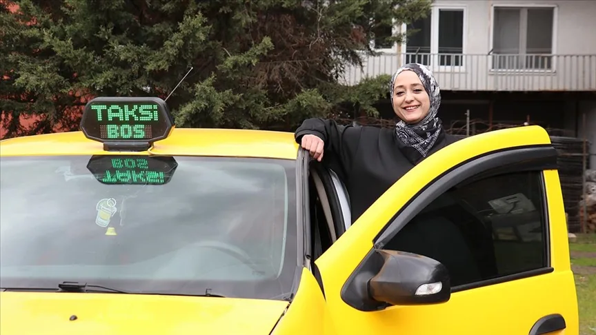 Çocukluk hayalinin peşinden giden kadın aşçılığı bıraktı taksi şoförü oldu
