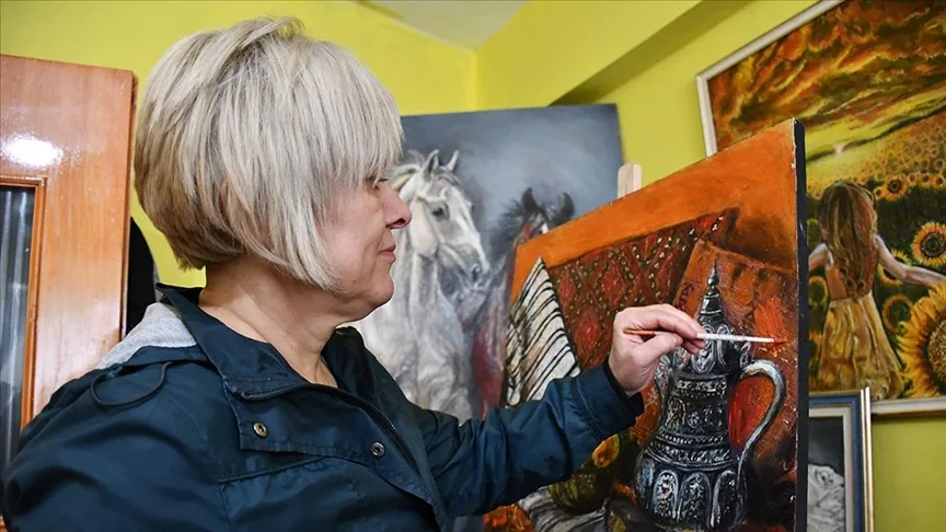 Atölyeye dönüştürdüğü kuaför dükkanında hayallerini resmediyor