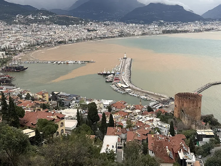 Alanya’da sağanak sonrası denizin rengi değişti