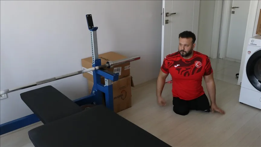 Evindeki çocuk odasını spor salonuna çeviren milli halterci Avrupa’dan madalyalarla döndü