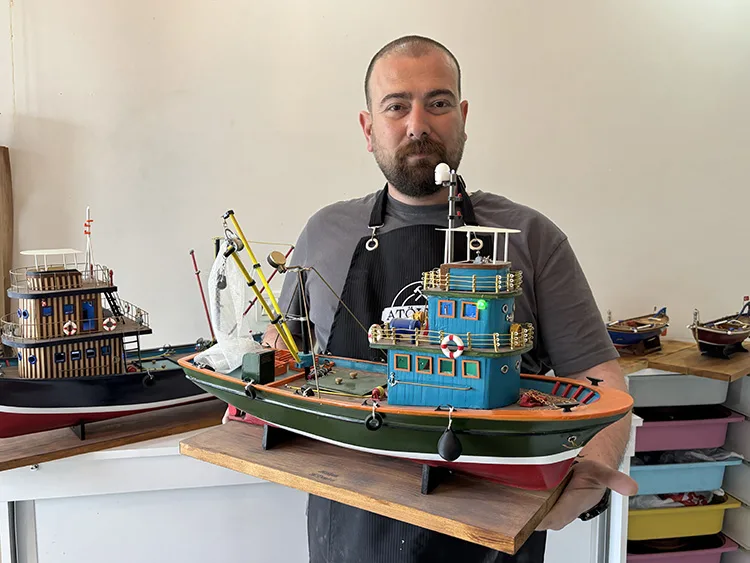 Denizcilik mirasını “minyatür tersanesi”nde geleceğe taşıyor