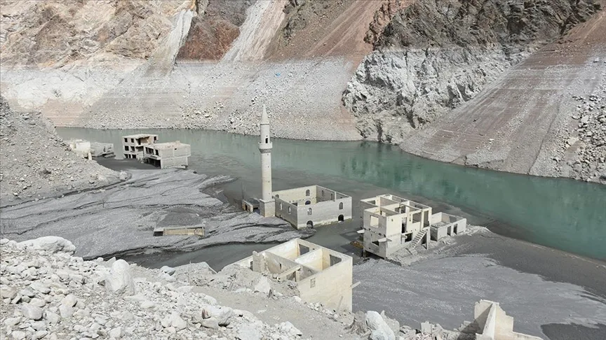 Artvin’de baraj altında kalan köy su seviyesi düşünce yeniden ortaya çıktı