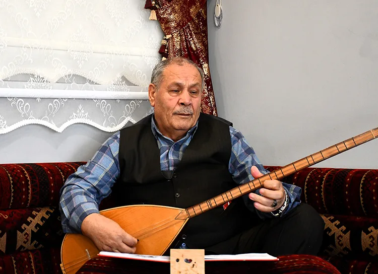 Bozlak ustası Muharrem Ertaş’ın sözüyle eline aldığı bağlamayı 53 yıldır bırakmıyor