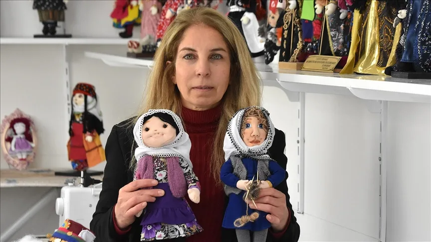 Bez bebek sanatçısı kadın, yöresel giysi kültürünü minyatür bebekler üzerinde yaşatıyor