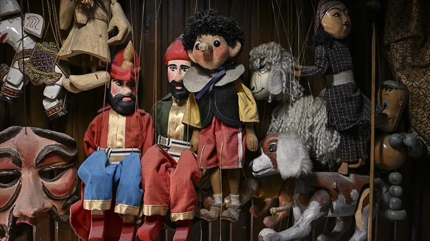 Karagöz’ü zamana uyarlayarak geleneksel Türk tiyatrosunu bugüne taşıyor