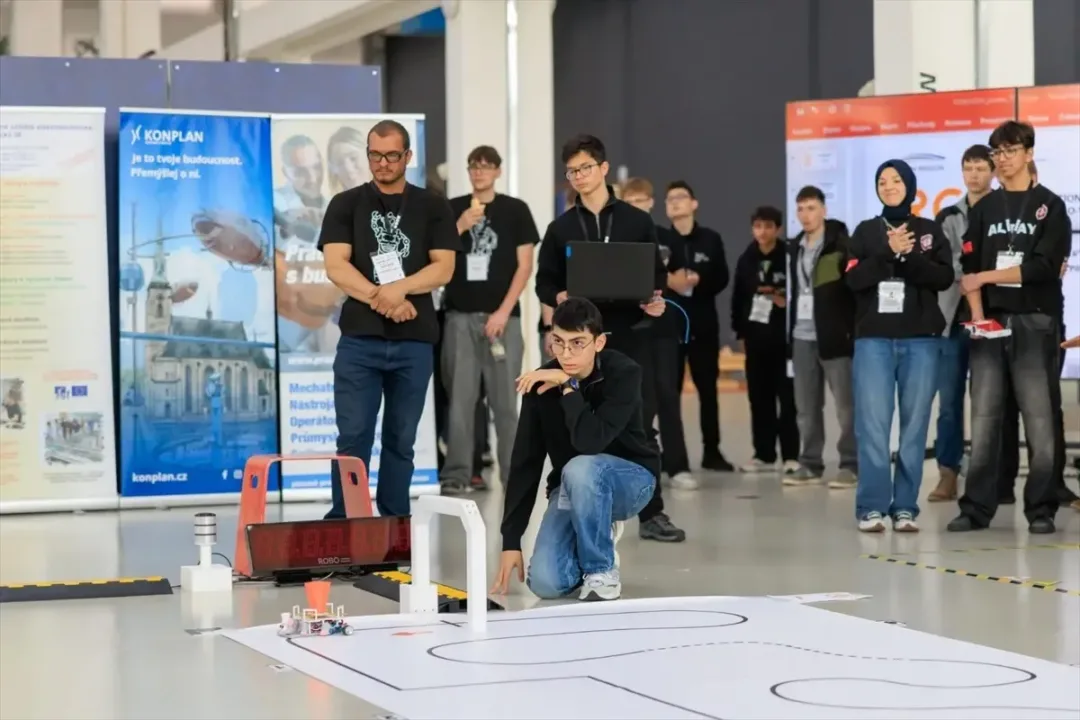 Bursa Erkek Lisesi Robot Takımı, uluslararası yarışmada dünya ikincisi oldu.