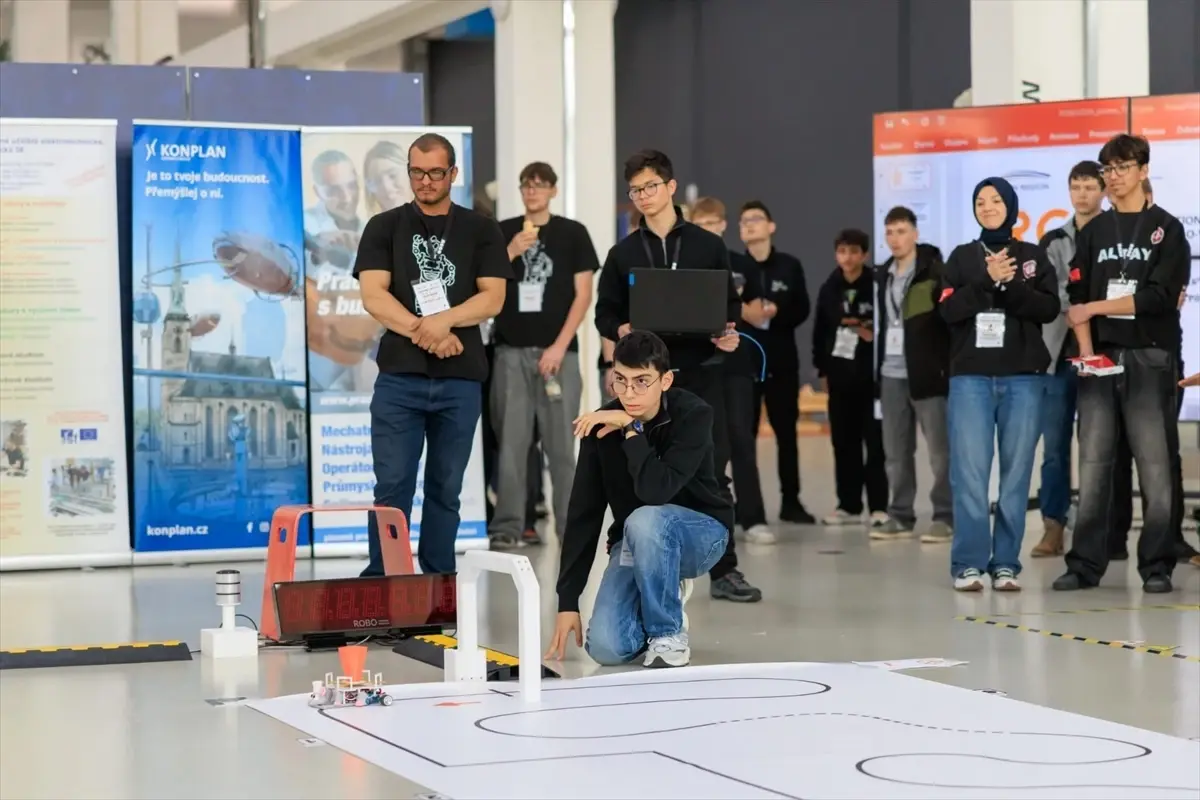 Bursa Erkek Lisesi Robot Takımı, uluslararası yarışmada dünya ikincisi oldu.