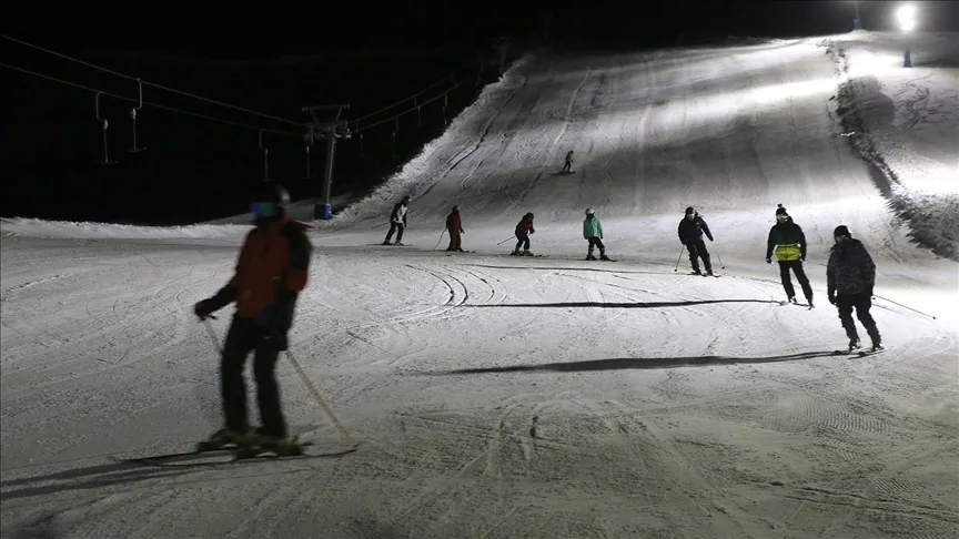 Bitlis’te ışıklandırılan tesiste gece kayağı keyfi