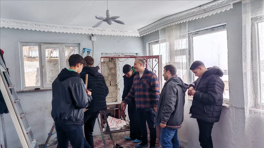 Meslek liseliler kırsaldaki yaşlı ve ihtiyaç sahiplerinin evlerine “ışık” oluyor