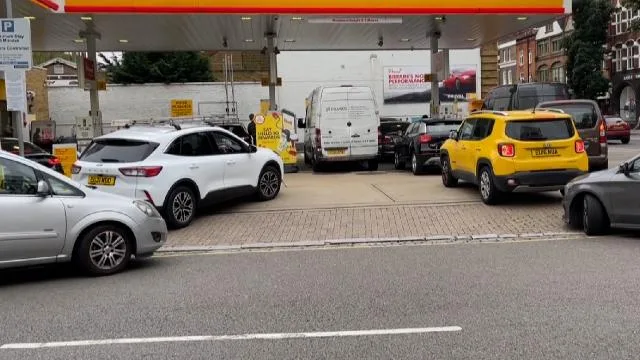 İngiltere’de bazı akaryakıt istasyonlarında “geçici tedarik kısıtı” yaşandığı bildirildi