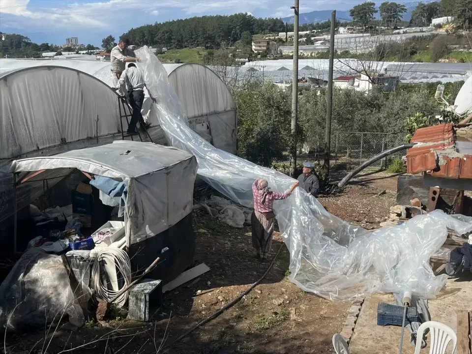 Kumluca’da Hortum Seraları Vurdu