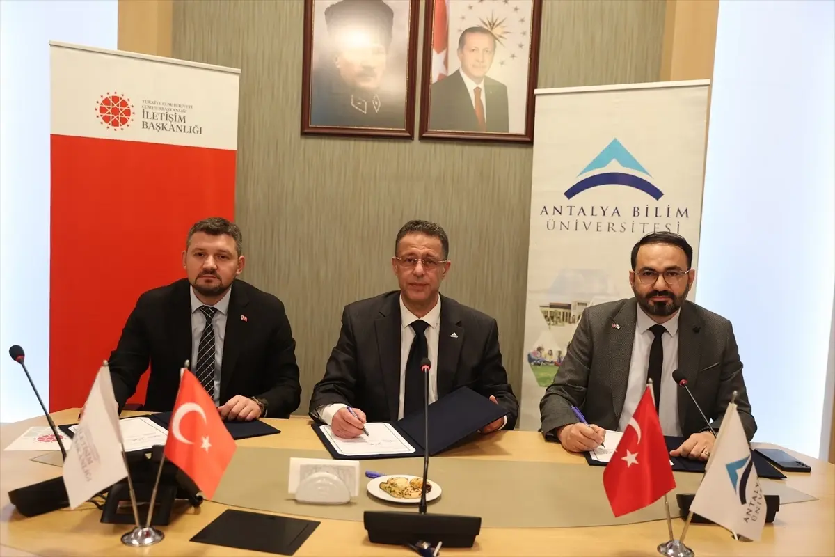 Antalya Bilim Üniversitesi, Yeşilay ve İletişim Başkanlığı iş birliğiyle bağımlılıkla mücadele protokolü imzaladı.