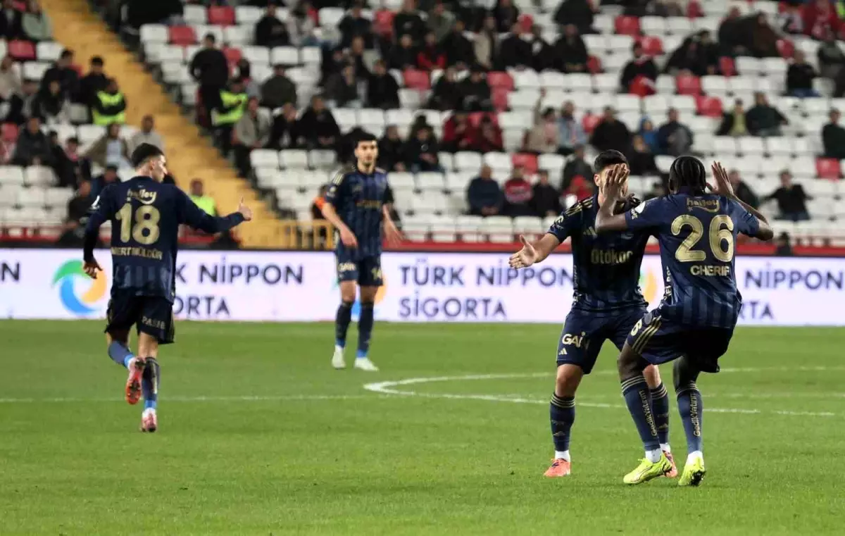 Fenerbahçe, zirve yarışında yara aldı.