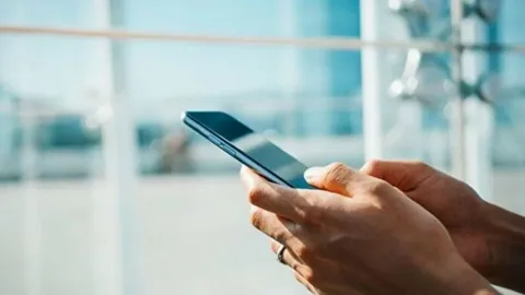 Telefon kullanırken bu hatayı yapmayın. “2050’de dünyanın yarısı gözlük takacak”