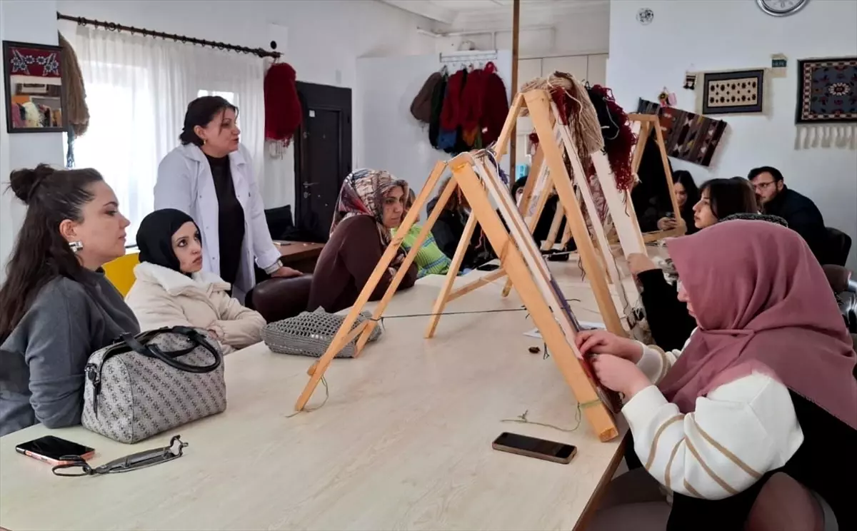 Nevşehir’de üniversite öğrencilerine dokuma atölyesinde halı kültürü tanıtıldı